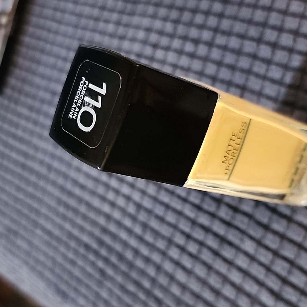 Maybelline Matte and Poreless 110